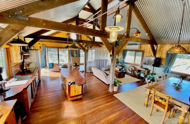 Stunningly built open-plan Studio in natural pastureland setting