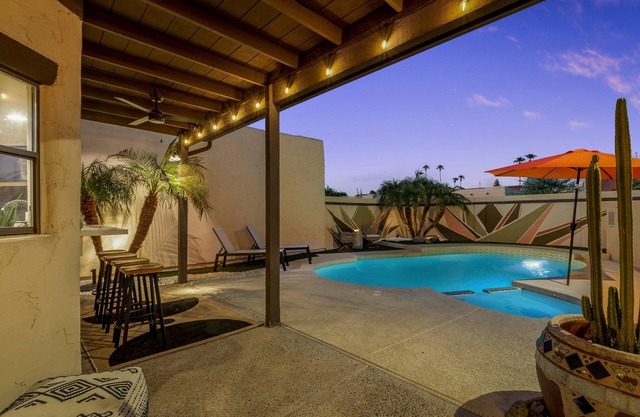 Style meets comfort in this ultimate , centrally located Mesa getaway.