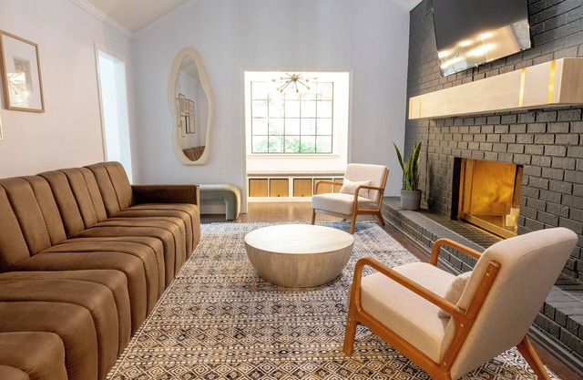 Styled, cozy residential retreat near town center