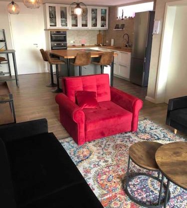 Stylisches Maybach Appartement mit Terrasse für 5 Personen, 5 Betten, große Kochinsel, Homeoffice mit 250Mbit WLAN