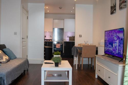 Stylish 1-Bed Near Canary Wharf with Patio
