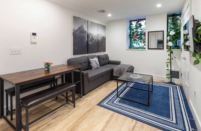 Stylish 1 Bedroom 25 min to Time Square Perfect For couples + Families