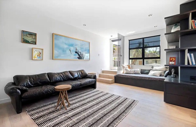 Stylish 1-Bedroom Apartment in Amazing Los Angeles with Balcony