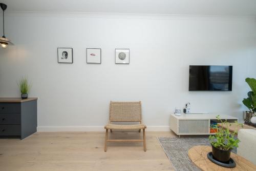 Stylish 1-Full Bedroom Apartment with a separate Living Room, Workspace and Kitchen close to the beach and V&A in Cape Town