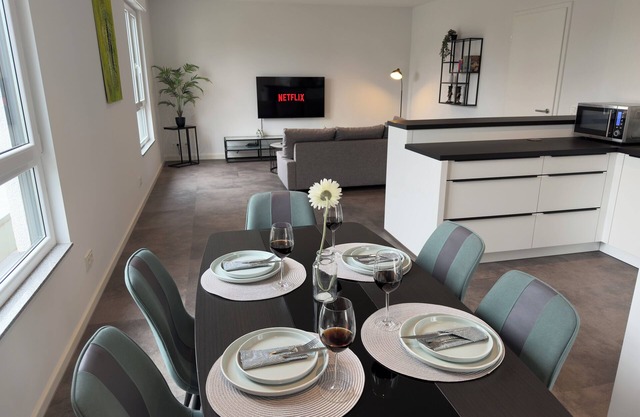 Stylish 135 sqm penthouse with air conditioning. Cologne/Bonn airport 15 minutes away