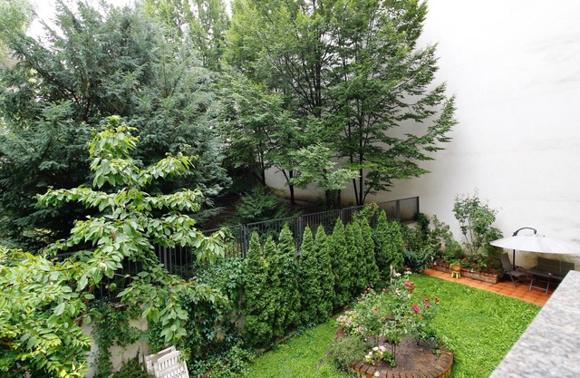 Stylish 1BR in Central Vienna – Sleeps 4, Garden View, King Bed & Full Kitchen