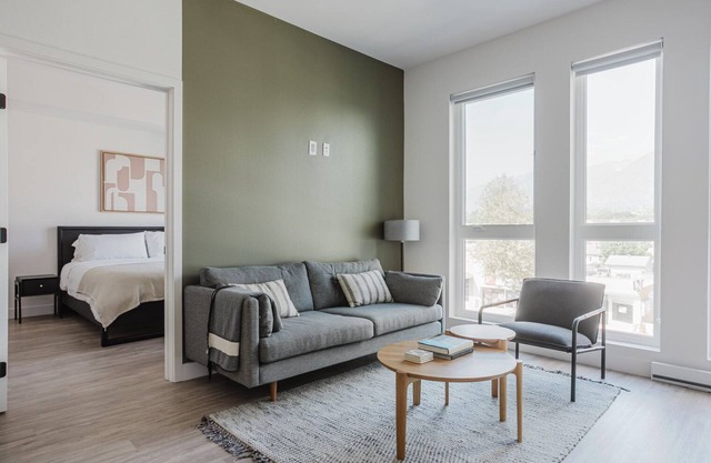 Stylish 1BR w/Gym & Elev, nr Dining & Parks