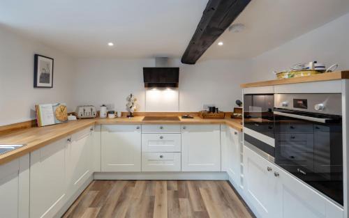 Stylish 2-bed 16th-century apartment in Petersfield town centre,