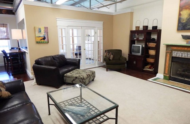 Stylish 2 bedroom 1 bath with riverfront views close to dining and downtown