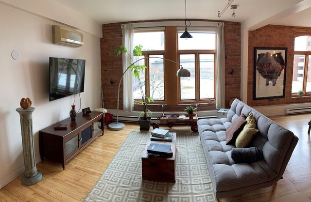 Stylish 2-bedroom apartment in a trendy neighborhood