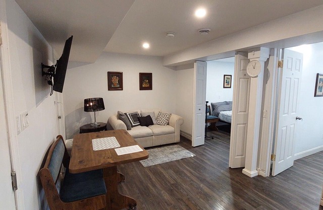Stylish 2-Bedroom Guest Unit for 4 people in Central Location, Affordable Rates