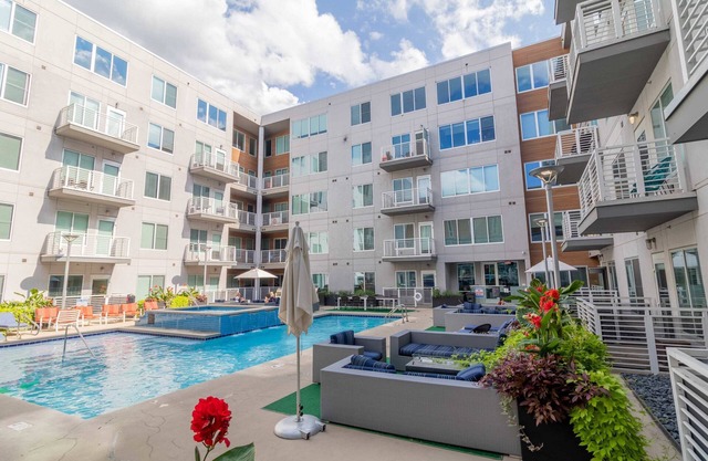 Stylish 2 bedroom with Pool and Hot Tub