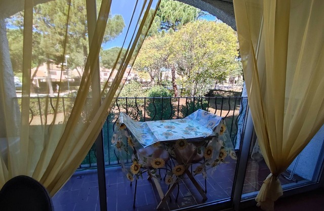 Stylish 2-BR Apartment with Pool, Tennis & AC, 400m from Beach, Argelès-sur-Mer