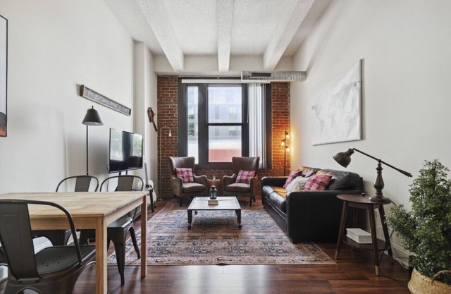 Stylish 2-BR , Gym, Wifi, Workspace, Target | Speakeasy Apt