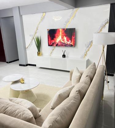 Stylish 2 BR Masaki Retreat with POOl & GYM