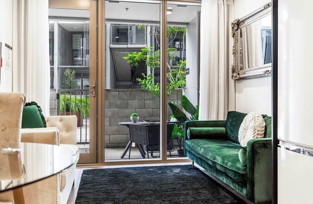 Stylish 2-Storey Retreat With Parking Zodiak Stays