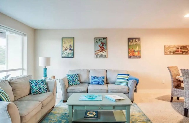 ☀️Stylish 2bd @beach~King Bed~jetted tub~Dog friendly~Elevator