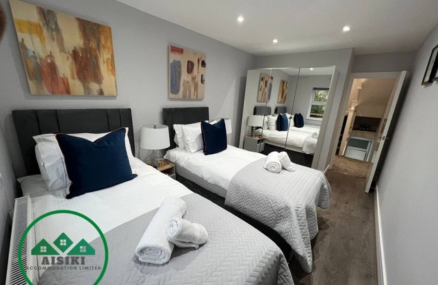 Stylish 2Bedroom/2Bathroom Pet Friendly Duplex Flat with FREE WIFI