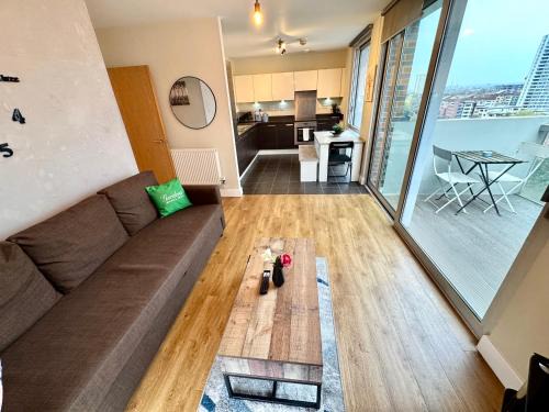 Stylish 2Bedrooms 2Baths, Balcony Views, Stratford, ABBA