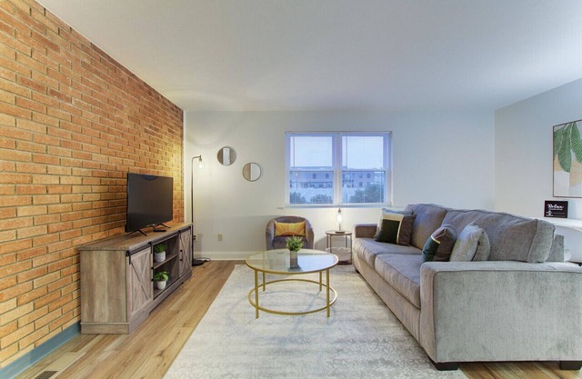 Stylish 2BR Apt w/Parking, Near Airport