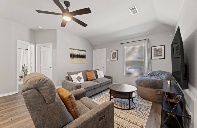 Stylish 2BR Fenced Yard w/Grill & Dog friendly. Located to many attractions.
