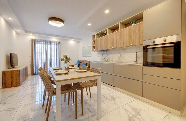 Stylish 2BR Getaway Steps from the Promenade