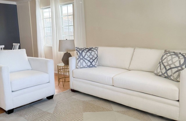 Stylish 2BR Home in LA close to, Universal Studios, Dodgers; AND Private Parking