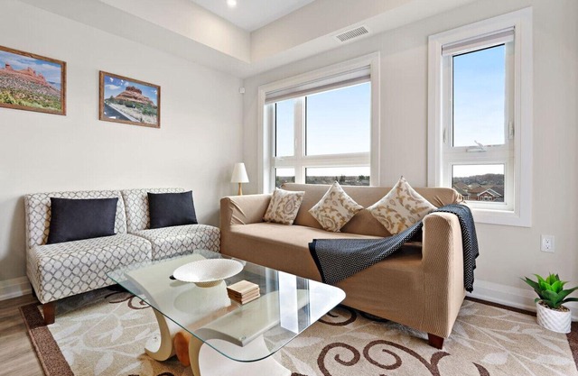 Stylish 2BR Suite on High Floor and Situated Close To Falls