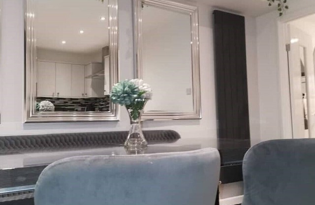 Stylish 3 Bed, 2 bathrooms, sleeps 5, Pet-Friendly