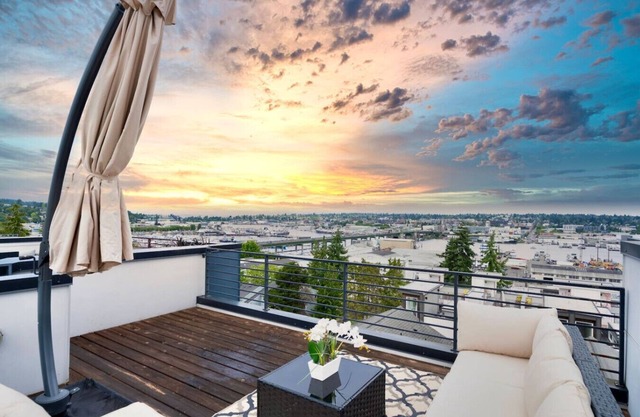 Stylish 3b2b Townhome w/Rooftop & Sunset Views