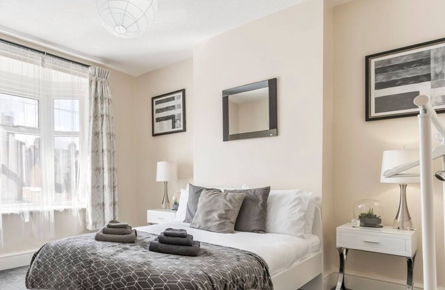 Stylish 3bed House Free Parking