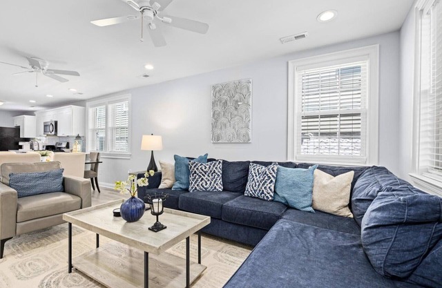 Stylish 3BR - Gardens Neighborhood Patio & Parking