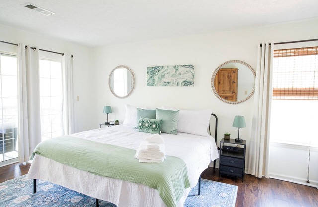 Stylish 3BR Retreat on Lake Martin