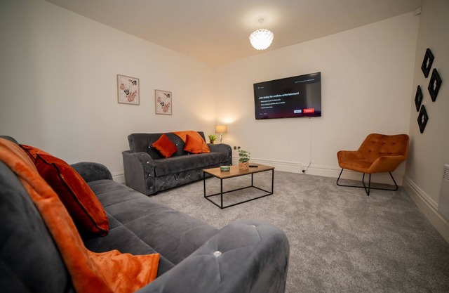 Stylish 3BR Townhouse in Leeds Leisure & Corporate
