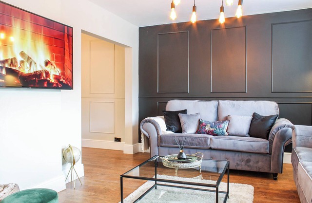 Stylish 4 Bed - Central Location
