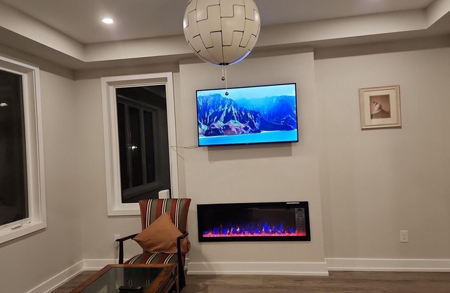 Stylish 4BedRoom/3.5Bath in Ottawa: Modern Comfort+Self Check-In+Kitchen&Parking