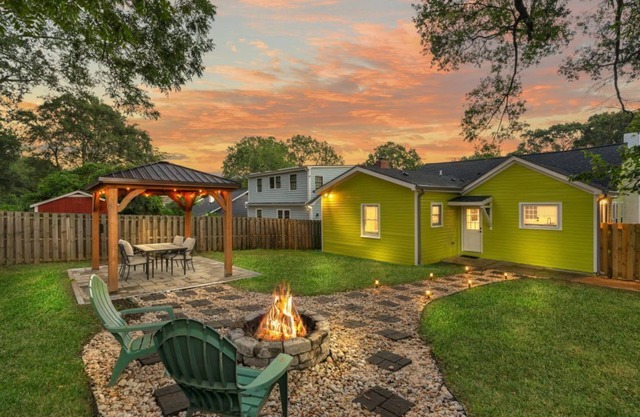 Stylish 4BR Haven: Serene Backyard and Fire Pit