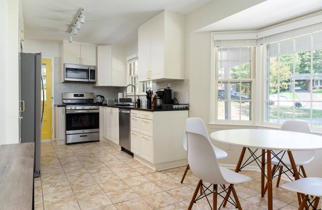 Stylish 5 Bed Silver Spring Haven- Vibrant & Sleek