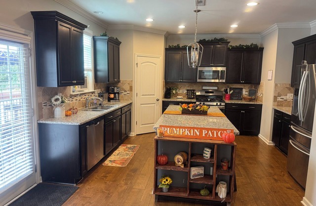 Stylish 5 BR Oasis With Pool Close To Downtown Fun