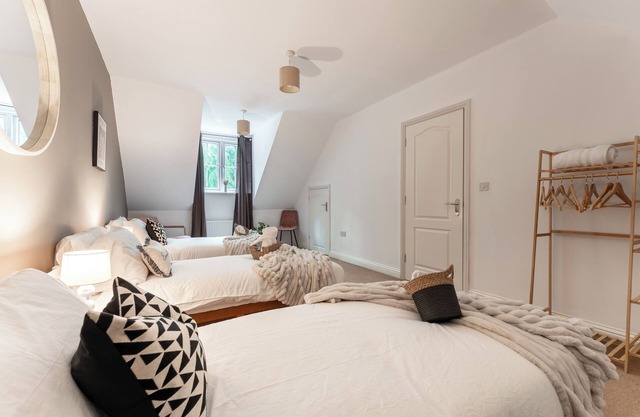 Stylish 6-BR Getaway in Quiet Mildenhall Area!