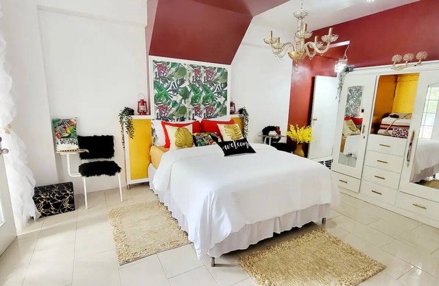 Stylish 8BR Central In Halfway Tree @Kingston Manor
