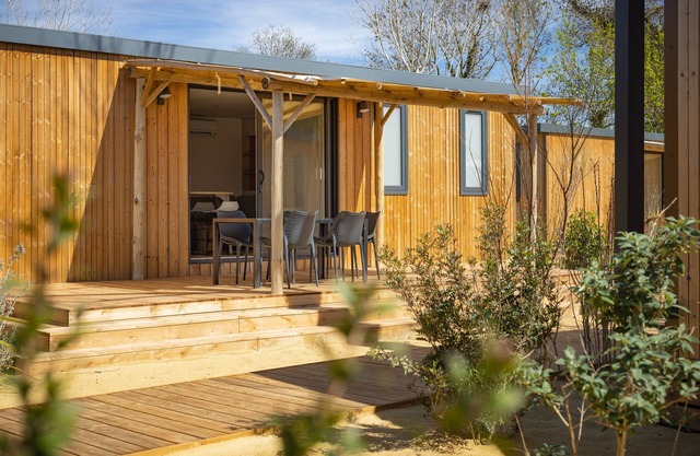 Stylish Agde Chalet| Pool