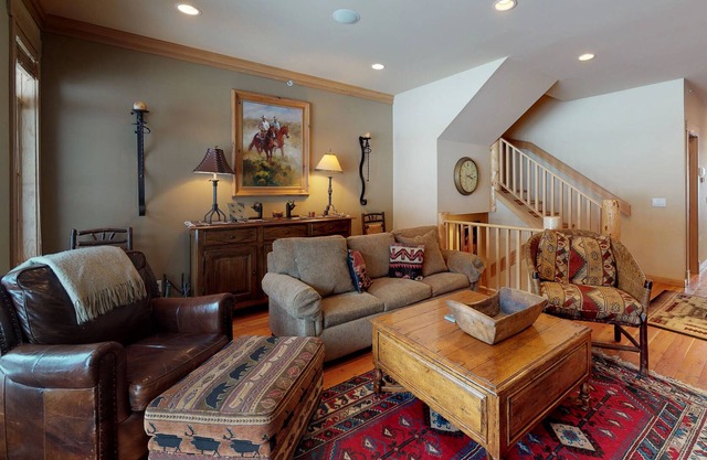 Stylish and comfortable condo w/ private hot tub & shared pool