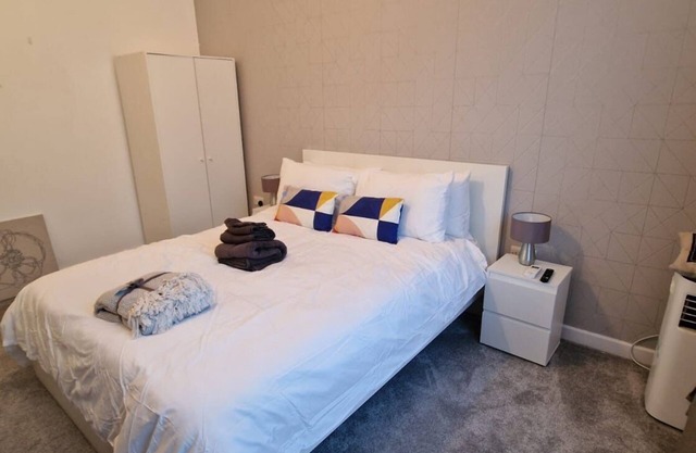 Stylish and Cosy Family Friendly House - Shops, Parks & Quick City Links