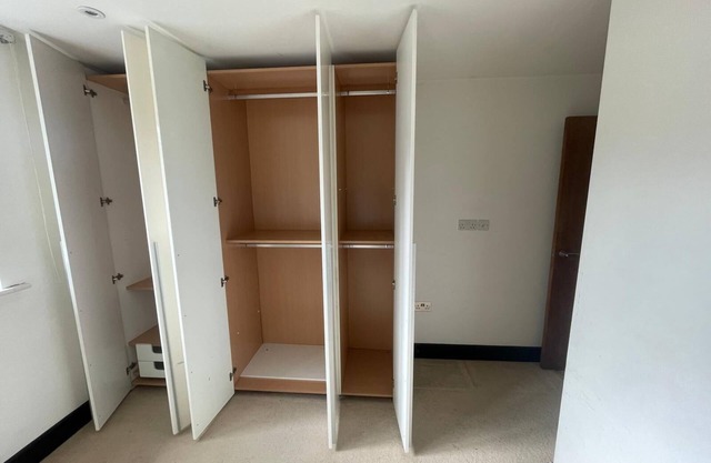 Stylish and spacious 2 bedroom flat 20 minutes from Gatwick airport