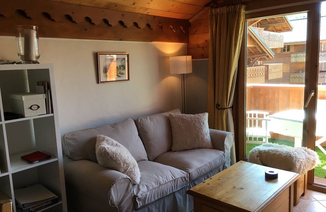Stylish apartment comfortably sleeping 5, in heart of Les Carroz d'Araches