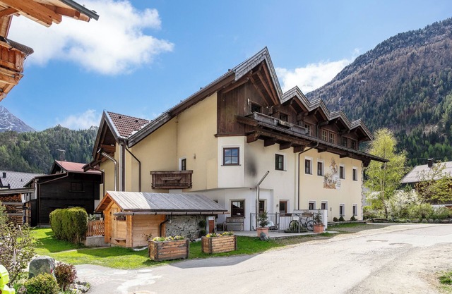 Stylish apartment near the ski bus to Sölden