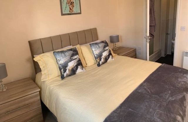 Stylish Apartment sleeps 4/6 Wi-Fi Parking Pet Friendly near NEC and Warwick Uni