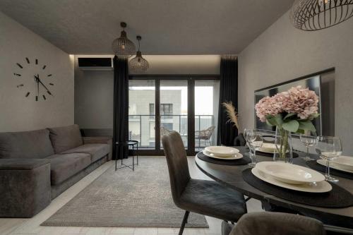 Stylish Apartment with Parking & SPA Wrocław by Noclegi Renters