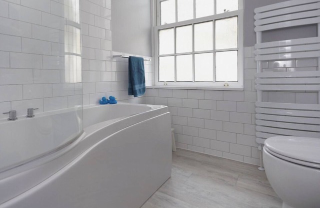 Stylish apt in a 1938 building w/parking